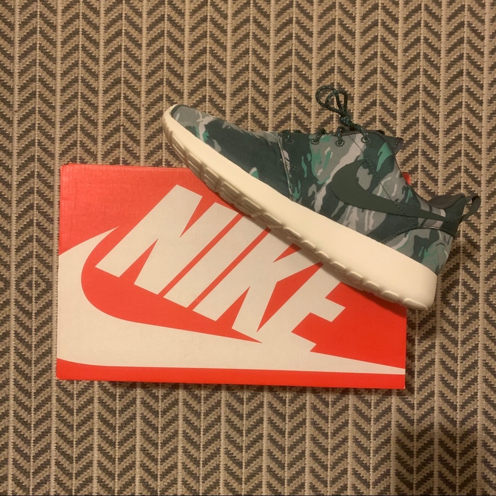 Men’s Nike Rosherun GPX Sneakers.